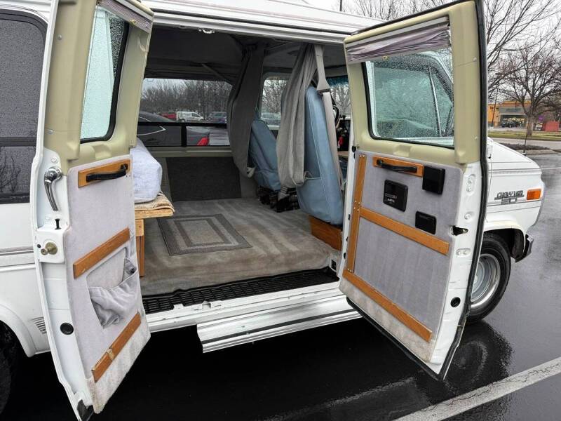 Chevy-van-1992-white-12