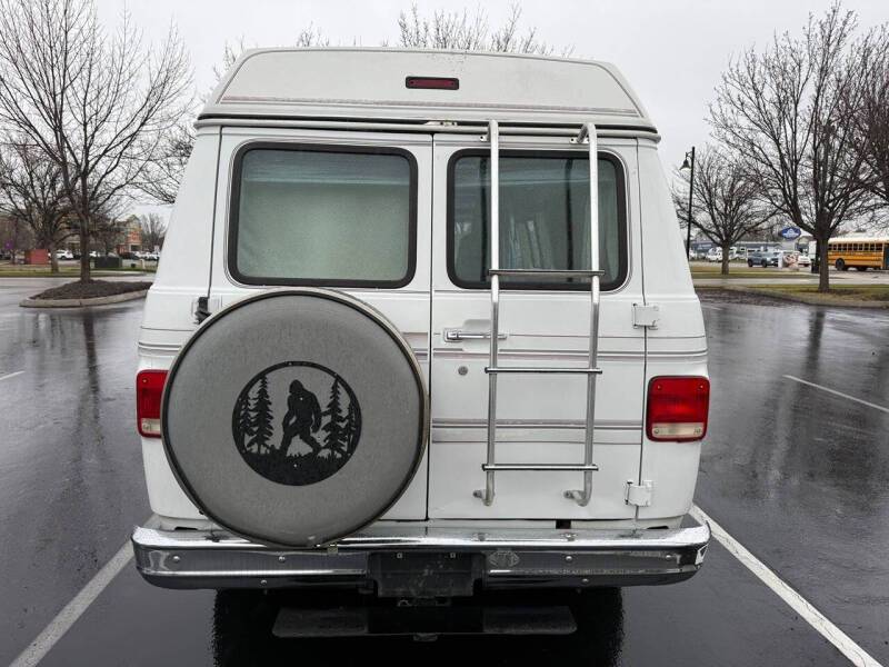 Chevy-van-1992-white-5