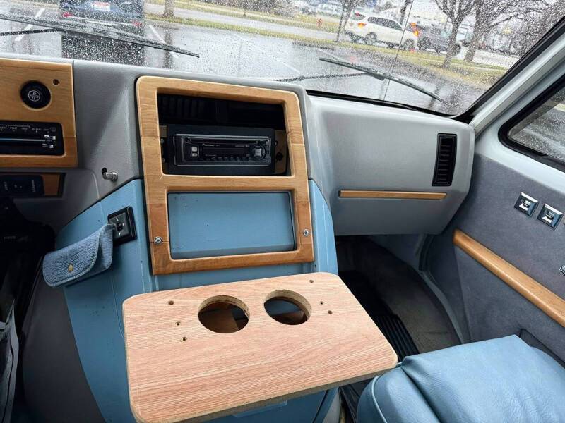 Chevy-van-1992-white-9