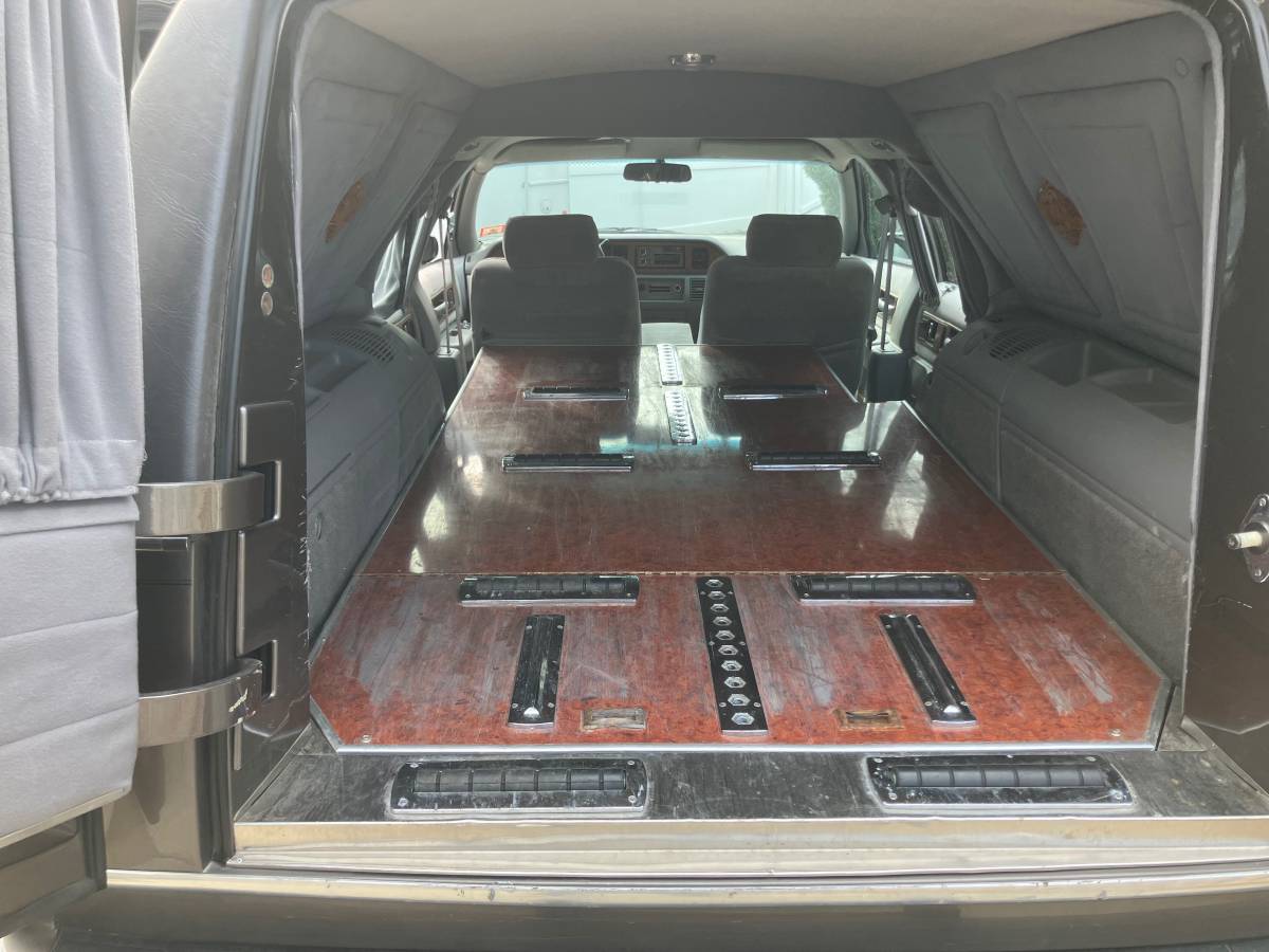 Chevy-wagon-hearse-1993-grey-15