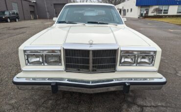 Chrysler-New-Yorker-1983-Sedan-1