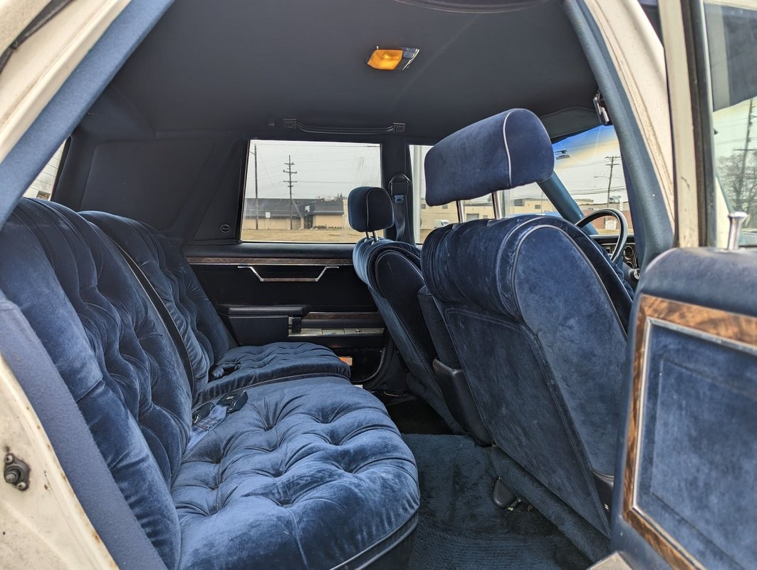 Chrysler-New-Yorker-1983-Sedan-14