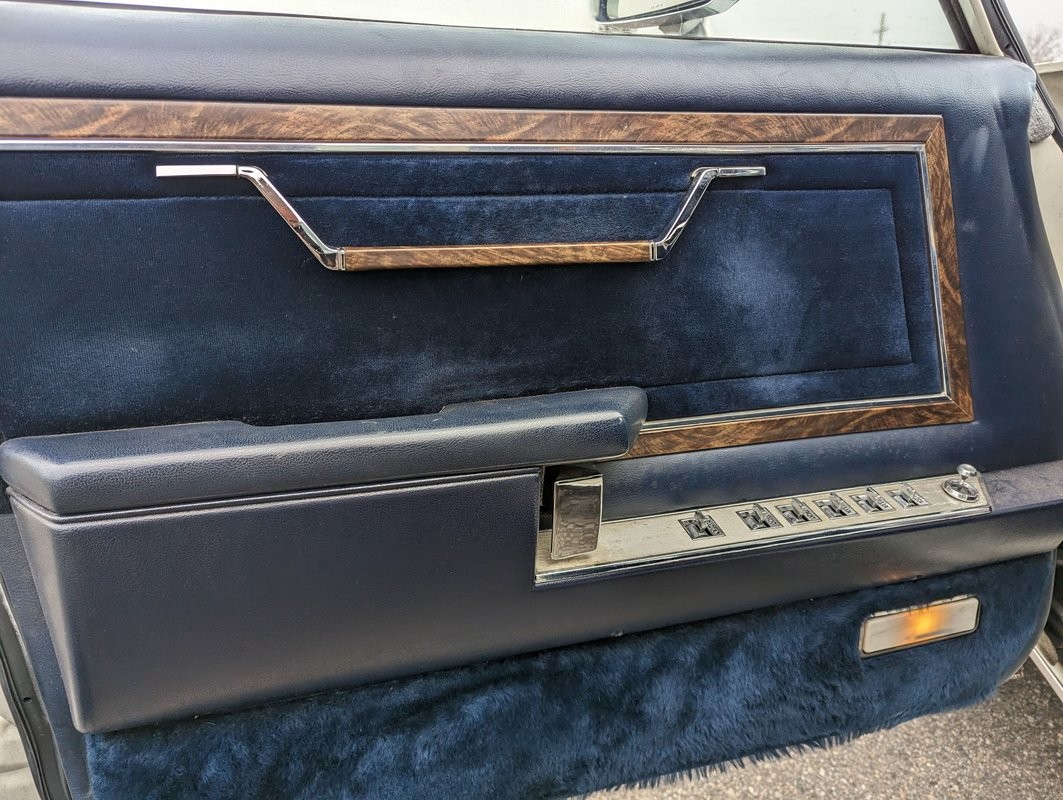 Chrysler-New-Yorker-1983-Sedan-16