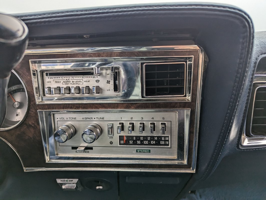 Chrysler-New-Yorker-1983-Sedan-18