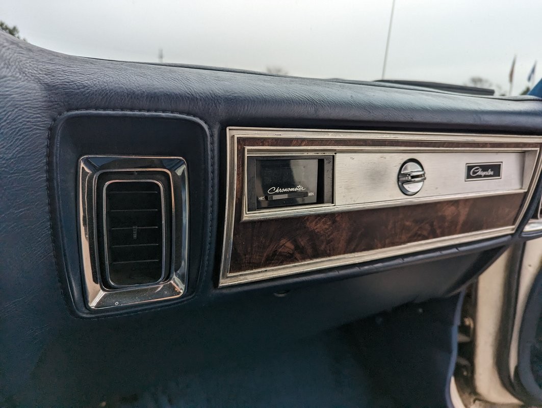 Chrysler-New-Yorker-1983-Sedan-19