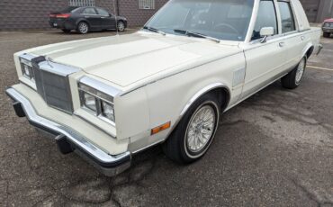 Chrysler-New-Yorker-1983-Sedan-2