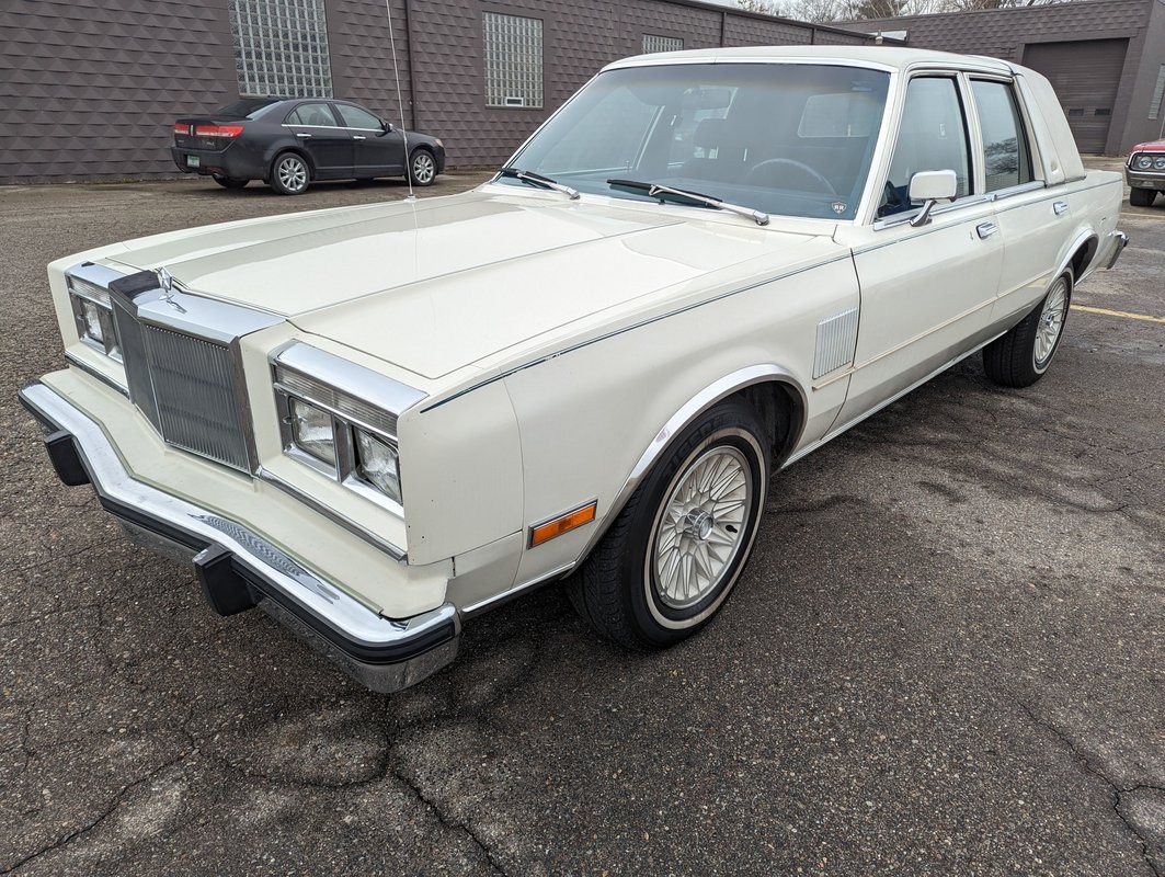 Chrysler-New-Yorker-1983-Sedan-2