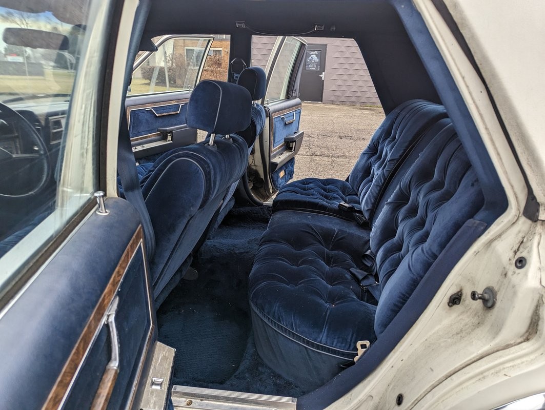 Chrysler-New-Yorker-1983-Sedan-20