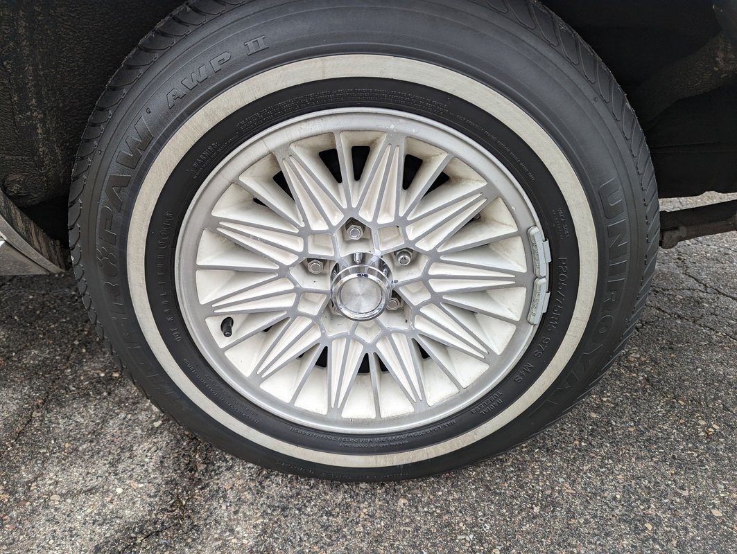 Chrysler-New-Yorker-1983-Sedan-24