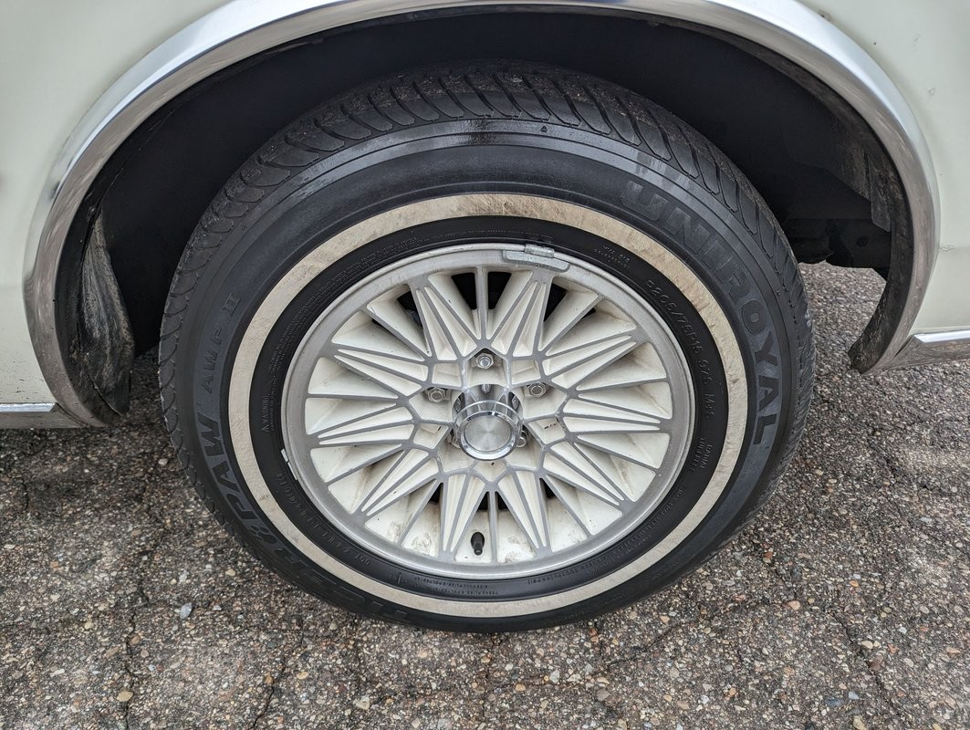 Chrysler-New-Yorker-1983-Sedan-26