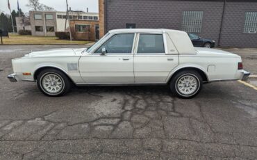 Chrysler-New-Yorker-1983-Sedan-3