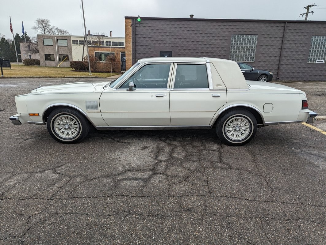 Chrysler-New-Yorker-1983-Sedan-3