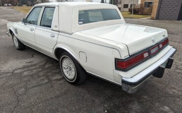 Chrysler-New-Yorker-1983-Sedan-4