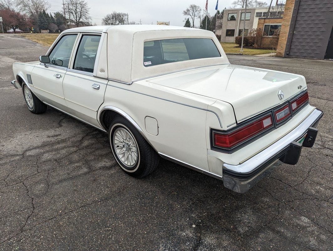 Chrysler-New-Yorker-1983-Sedan-4