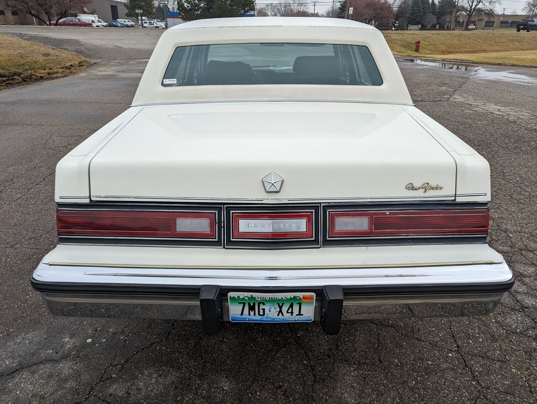 Chrysler-New-Yorker-1983-Sedan-5