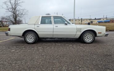 Chrysler-New-Yorker-1983-Sedan-7