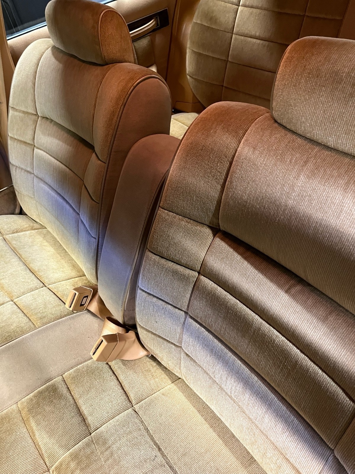 Chrysler-Town-Country-1985-11