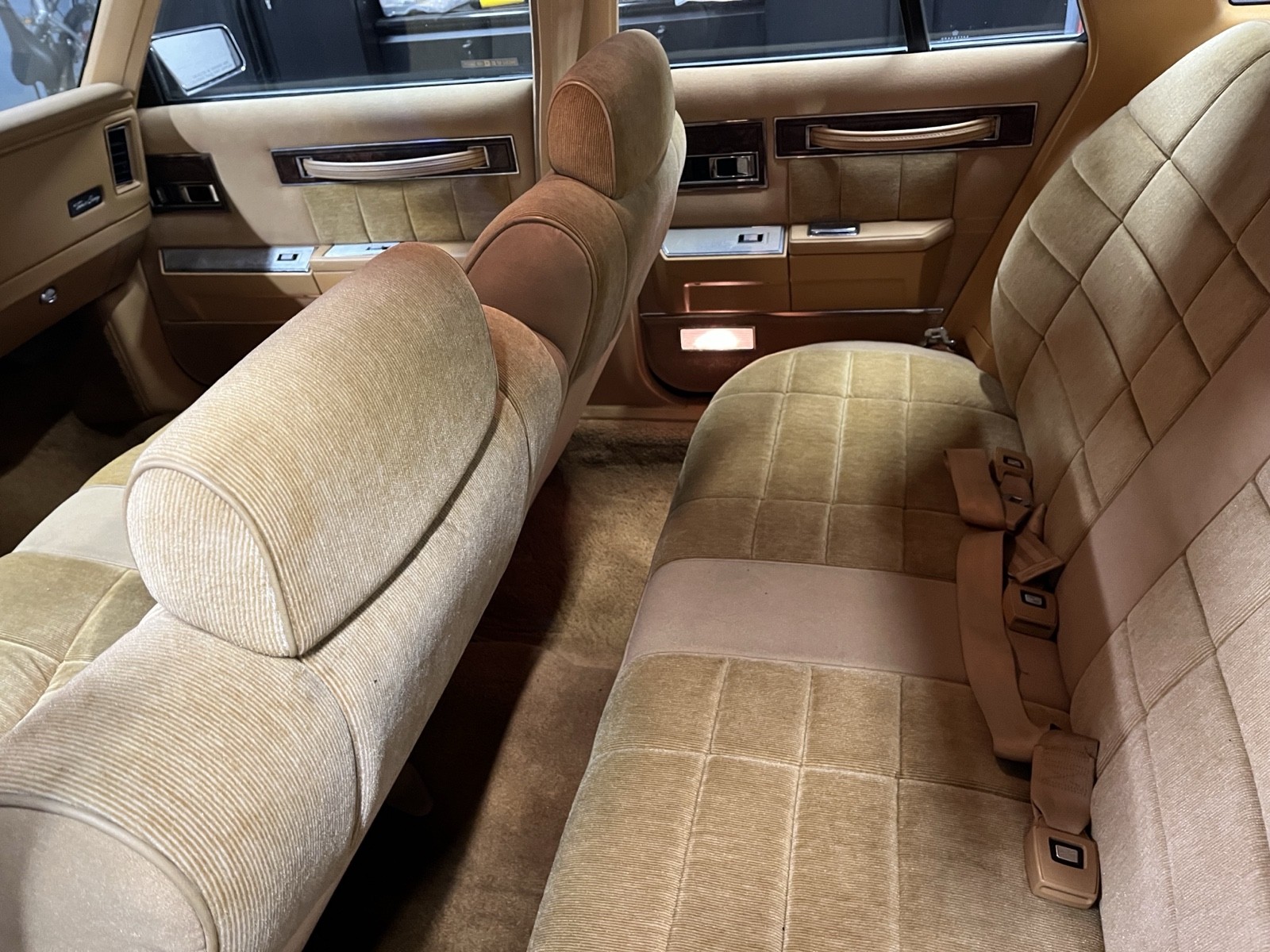 Chrysler-Town-Country-1985-9