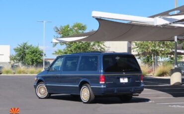 Chrysler-Town-Country-1995-MiniVAN-1