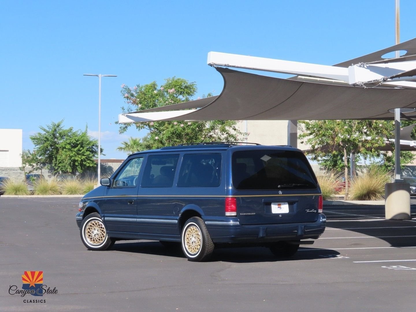 Chrysler-Town-Country-1995-MiniVAN-1
