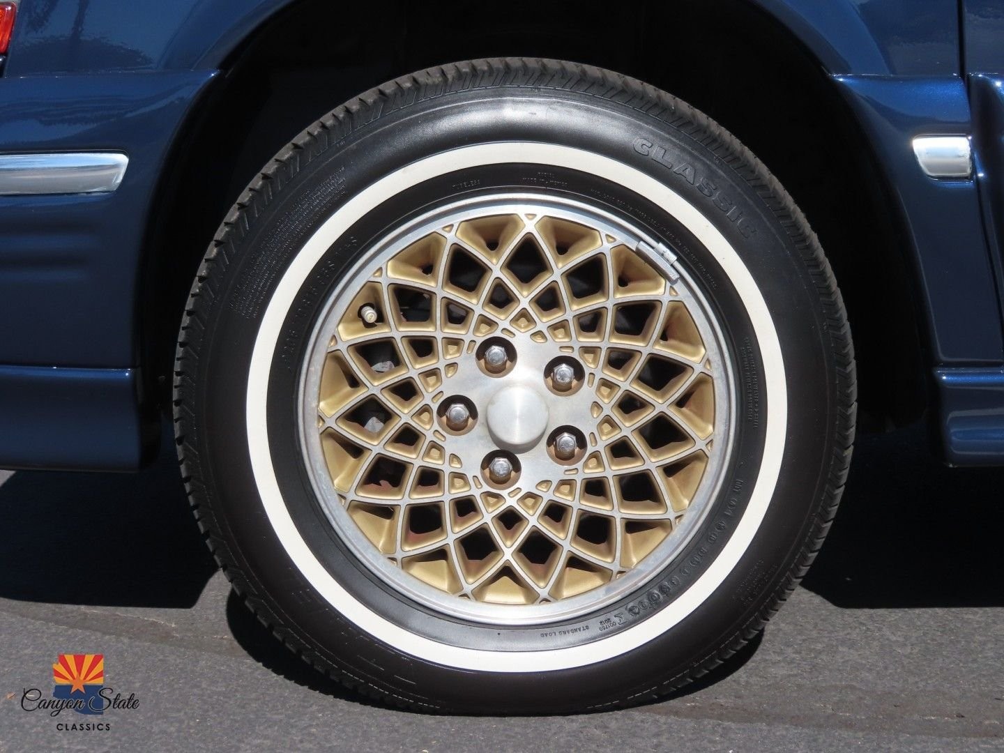 Chrysler-Town-Country-1995-MiniVAN-16