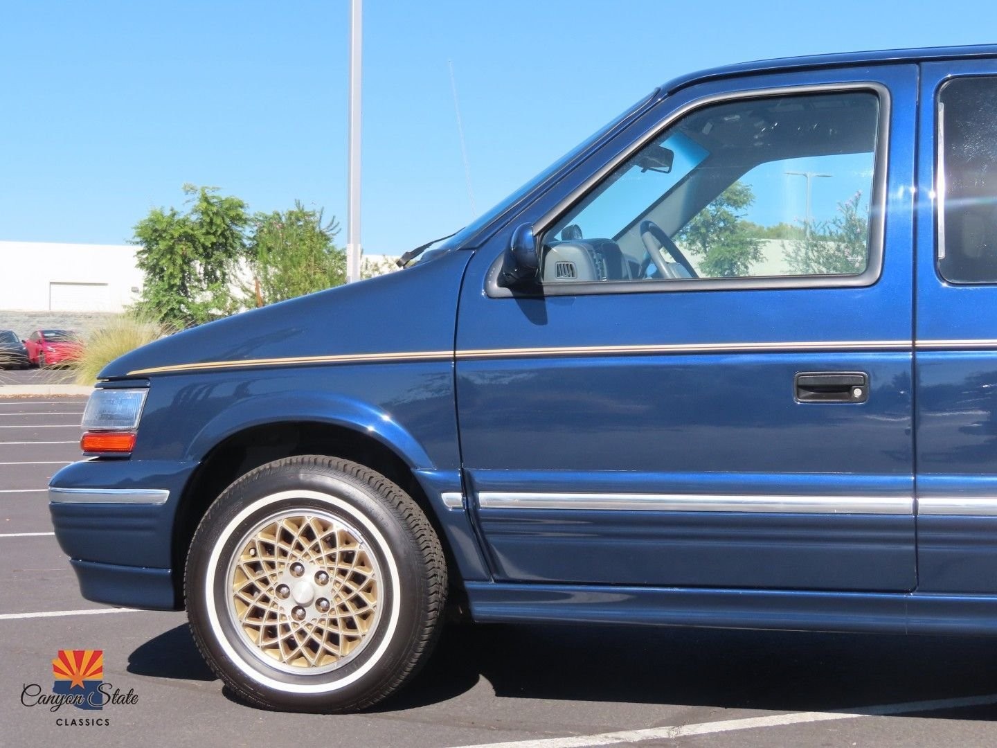 Chrysler-Town-Country-1995-MiniVAN-17