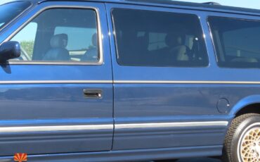 Chrysler-Town-Country-1995-MiniVAN-18