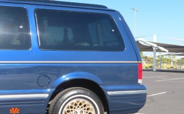 Chrysler-Town-Country-1995-MiniVAN-19
