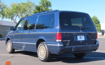 Chrysler-Town-Country-1995-MiniVAN-22