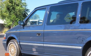 Chrysler-Town-Country-1995-MiniVAN-23