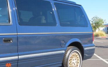 Chrysler-Town-Country-1995-MiniVAN-24
