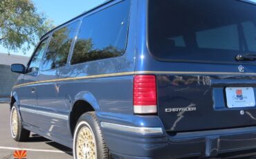 Chrysler-Town-Country-1995-MiniVAN-26