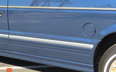 Chrysler-Town-Country-1995-MiniVAN-28