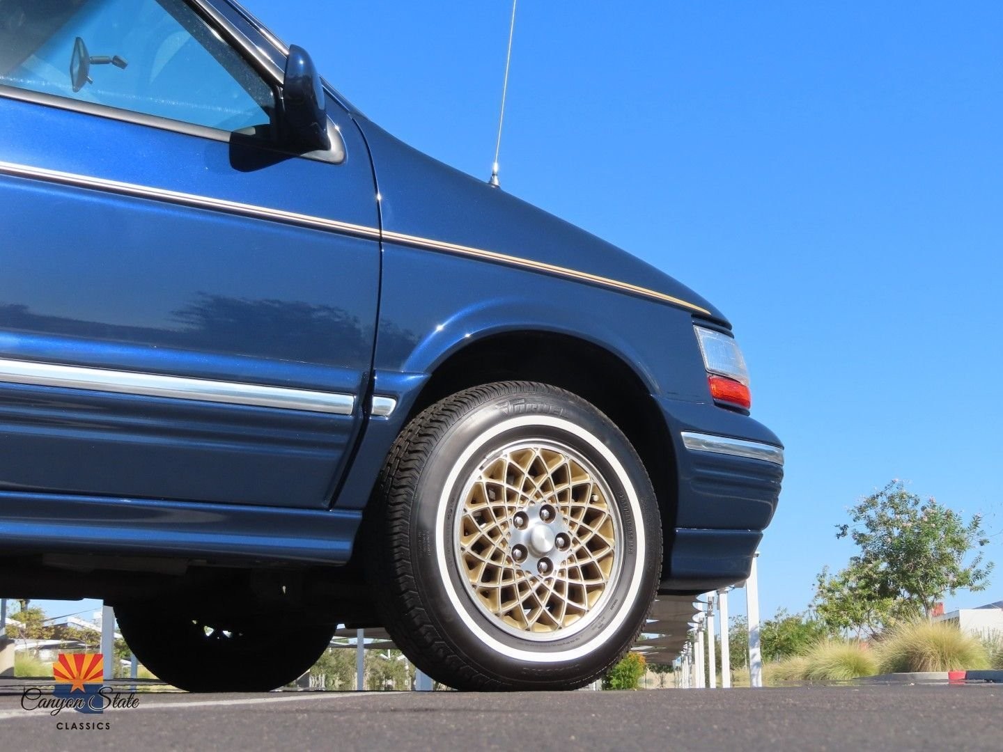 Chrysler-Town-Country-1995-MiniVAN-3