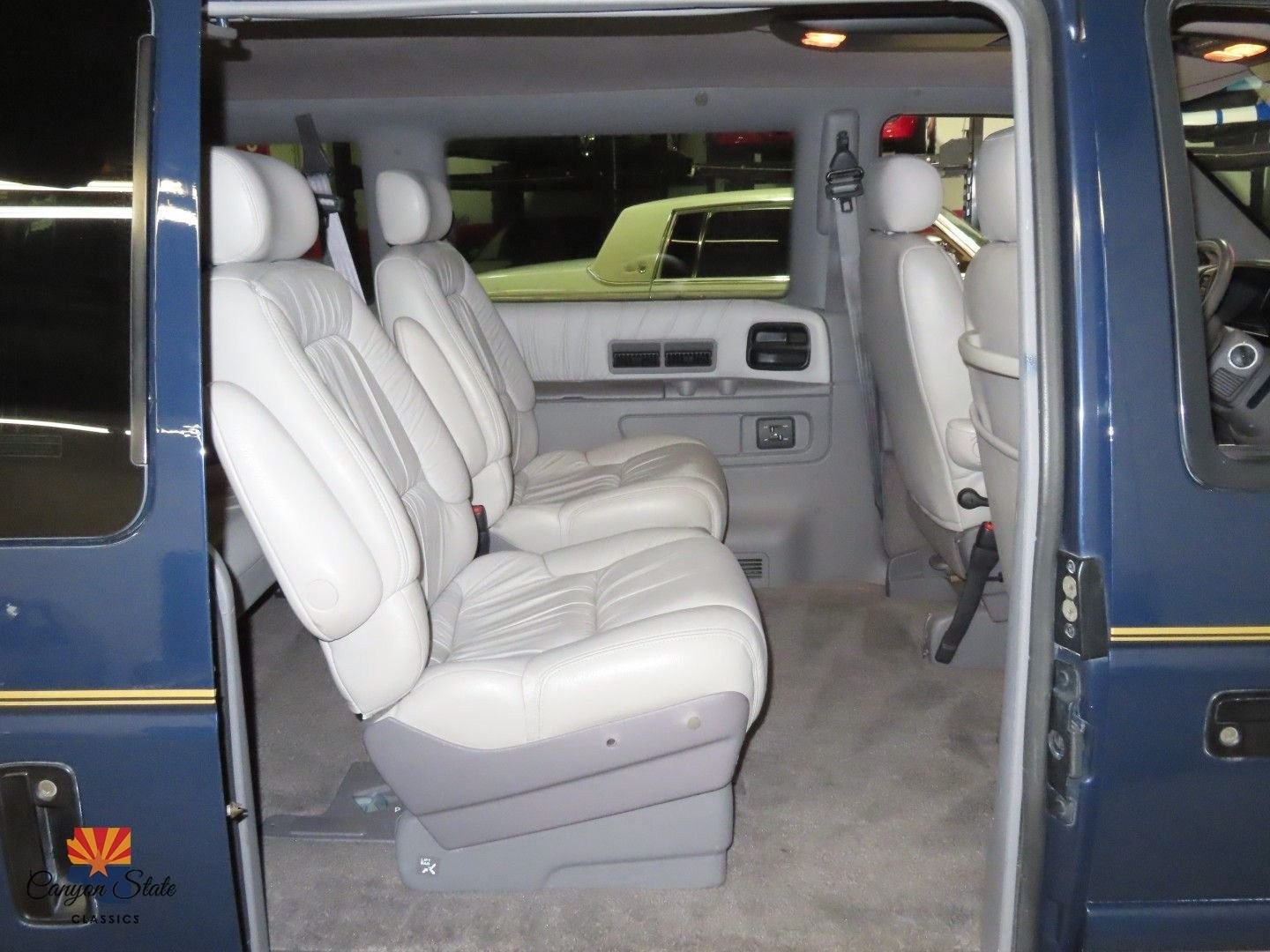 Chrysler-Town-Country-1995-MiniVAN-6