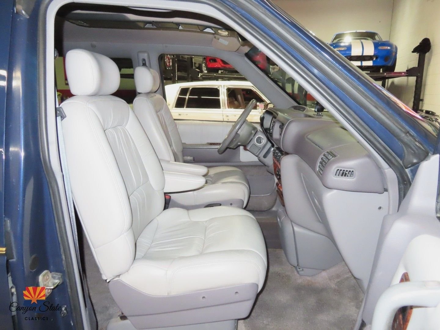 Chrysler-Town-Country-1995-MiniVAN-7