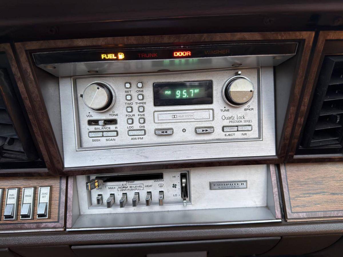 Chrysler-lebaron-1983-white-18