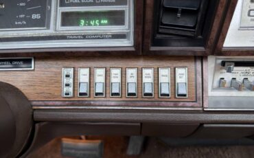Chrysler-lebaron-1983-white-19