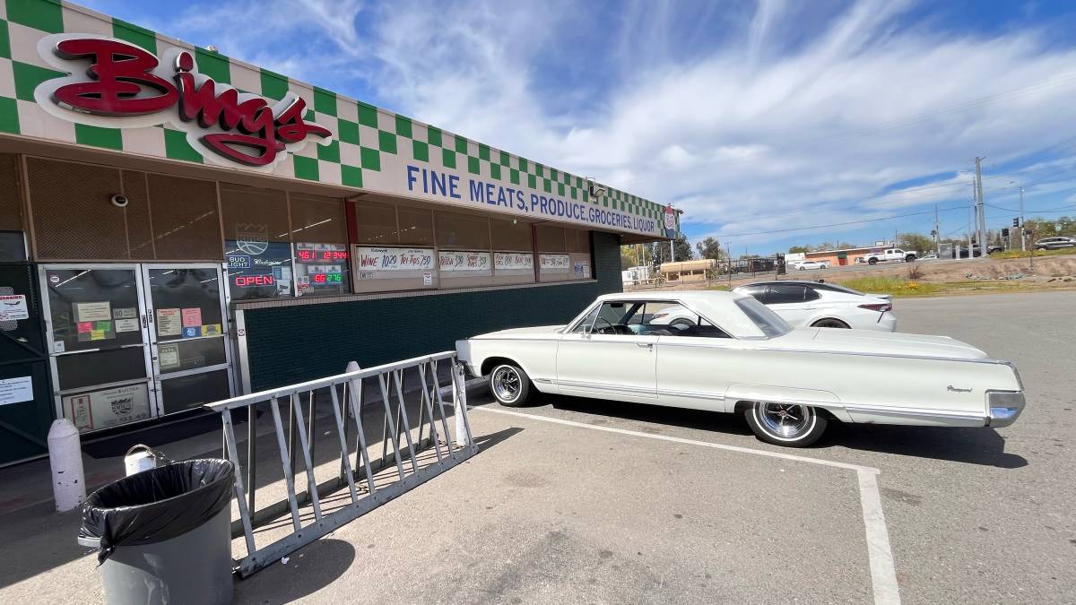 Chrysler-newport-1966-white-4