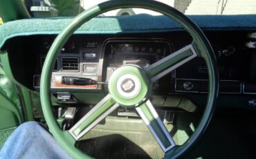 Chrysler-newport-custom-1976-green-10