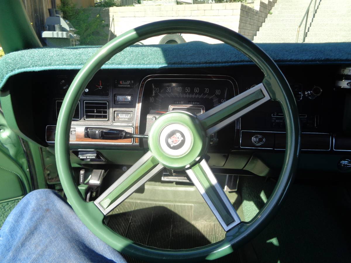 Chrysler-newport-custom-1976-green-10