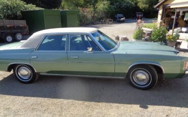 Chrysler-newport-custom-1976-green-12