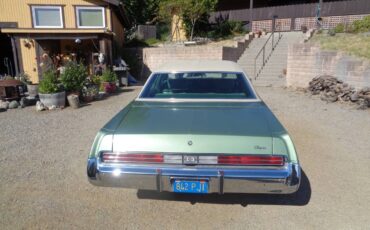 Chrysler-newport-custom-1976-green-16