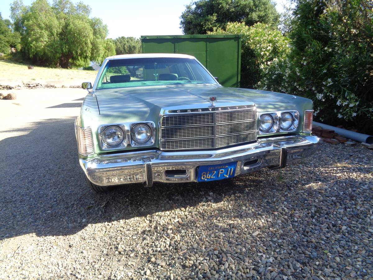 Chrysler-newport-custom-1976-green-4