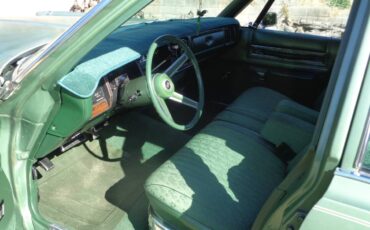 Chrysler-newport-custom-1976-green-5