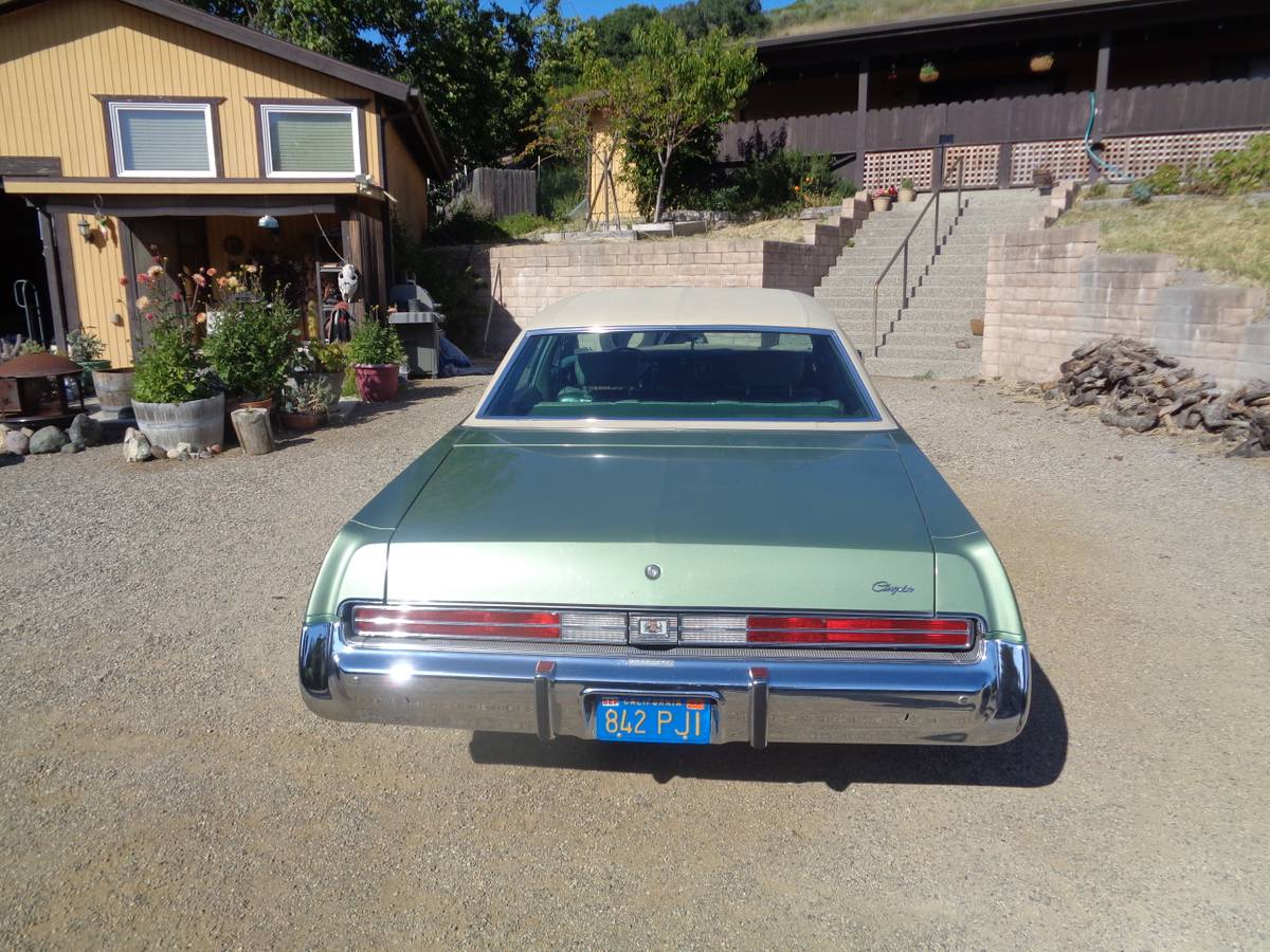 Chrysler-newport-custom-1976-green-6