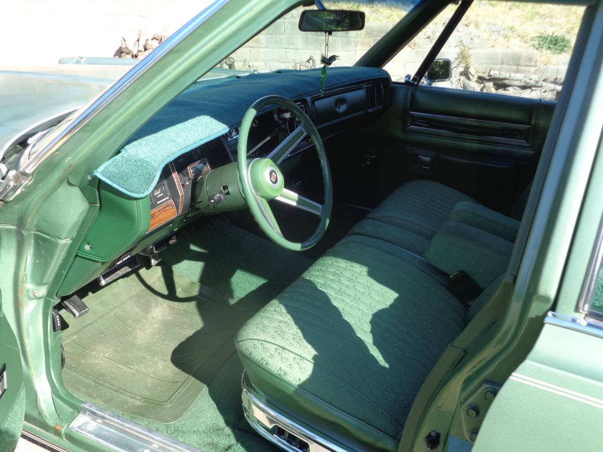 Chrysler-newport-custom-1976-green-7