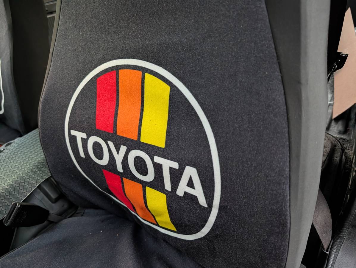 Classic-toyota-van-wagon-1985-13