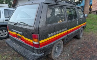 Classic-toyota-van-wagon-1985-15