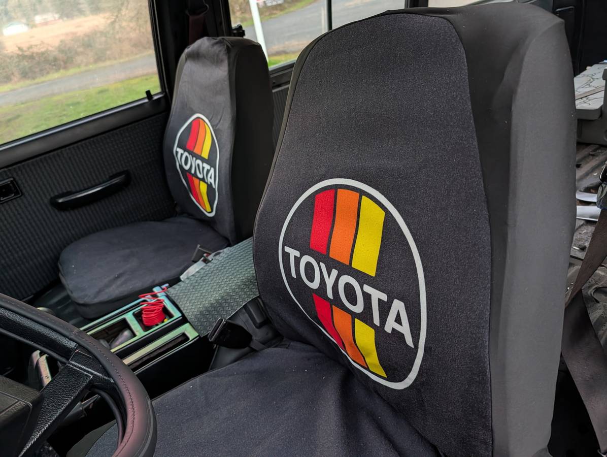 Classic-toyota-van-wagon-1985-17